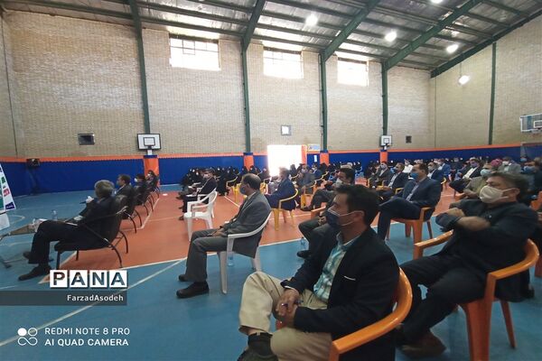 جلسه مدیران  مدارس  کاشمر  بارعایت پروتکل های بهداشتی