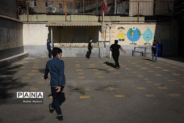 بازدید رئیس سازمان نوسازی مدارس کشور از مدرسه روحی شاد منطقه12