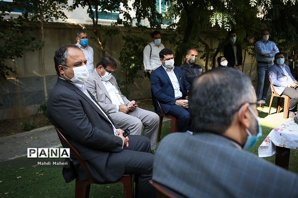 بازدید رئیس سازمان نوسازی مدارس کشور از مدرسه روحی شاد منطقه12