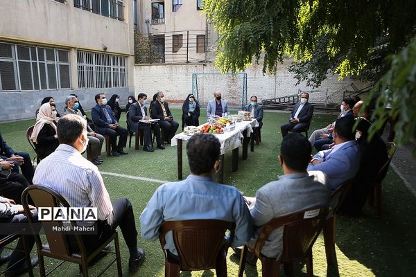 بازدید رئیس سازمان نوسازی مدارس کشور از مدرسه روحی شاد منطقه12