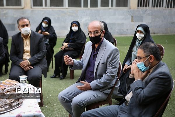 بازدید رئیس سازمان نوسازی مدارس کشور از مدرسه روحی شاد منطقه12