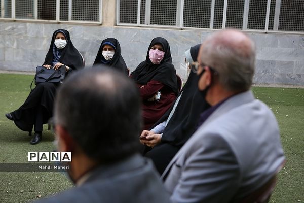 بازدید رئیس سازمان نوسازی مدارس کشور از مدرسه روحی شاد منطقه12