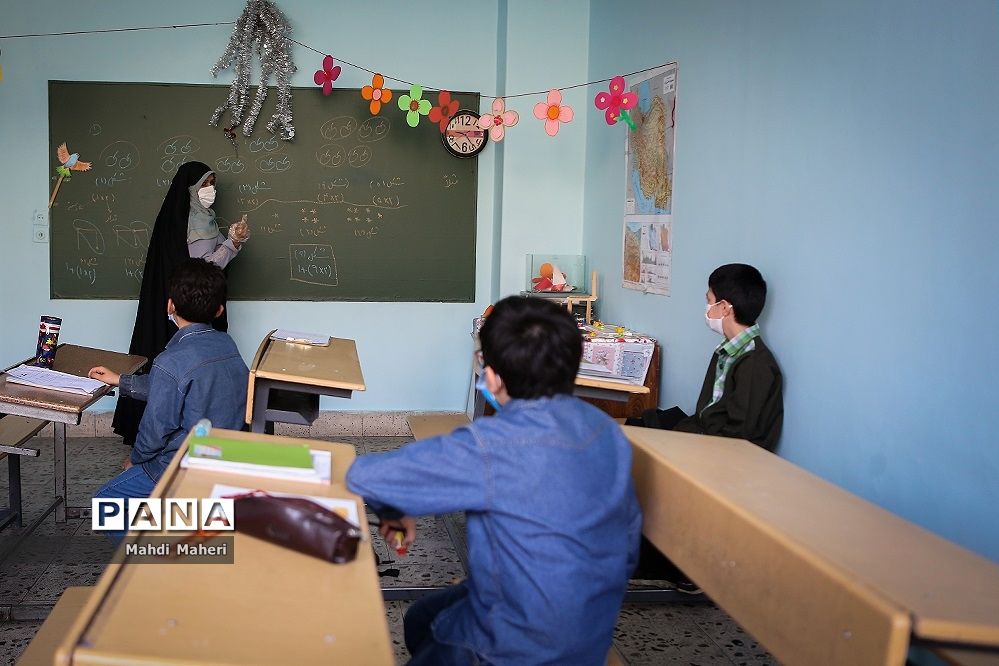 بازدید رئیس سازمان نوسازی مدارس کشور از مدرسه روحی شاد منطقه12