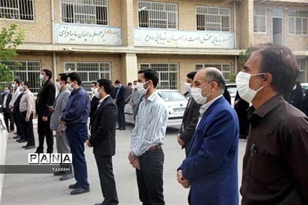 ادای احترام همکاران اداره‌کل آموزش و پرورش خراسان شمالی به مقام شامخ شهدا