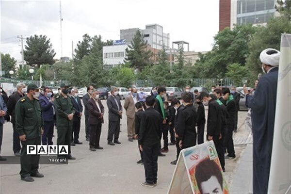 ادای احترام همکاران اداره‌کل آموزش و پرورش خراسان شمالی به مقام شامخ شهدا