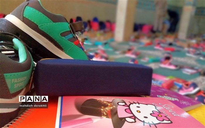 توزیع  300 بسته لوازم التحریر بین دانش آموزان نیازمندناحیه یک بهارستان