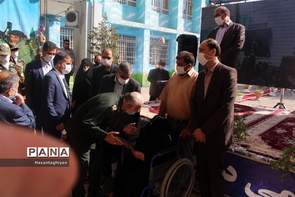 نواختن زنگ چهلمین سالگرد دفاع مقدس در استان اصفهان