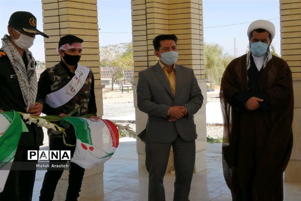 غبارروبی و عطر افشانی  گلزار مطهر شهدا درشهرستان خوسف استان خراسان جنوبی