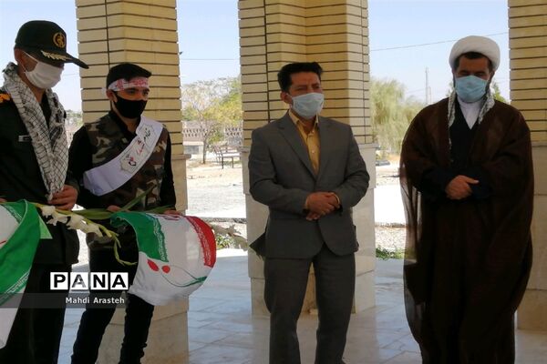 غبارروبی و عطر افشانی  گلزار مطهر شهدا درشهرستان خوسف استان خراسان جنوبی