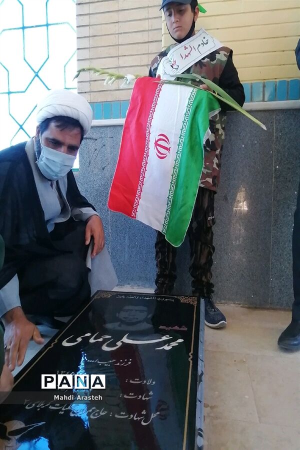 غبارروبی و عطر افشانی  گلزار مطهر شهدا درشهرستان خوسف استان خراسان جنوبی