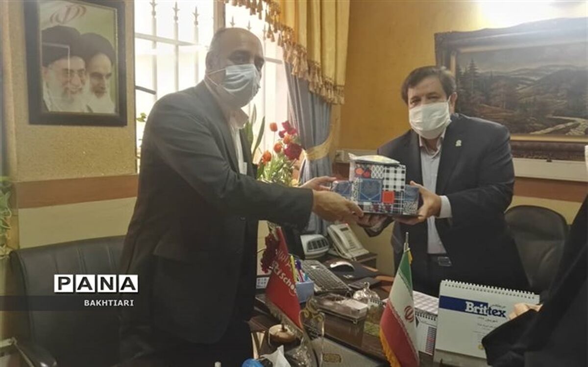 تجلیل گلشن از مدیر دبیرستان پیشتازان کامپیوتر ایران منطقه چهار