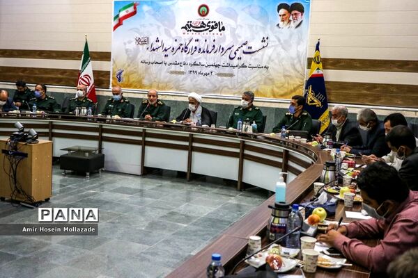 نشست صمیمی فرمانده قرارگاه حمزه سیدالشهدا(ع) با اصحاب رسانه