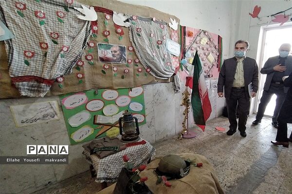 افتتاح نمایشگاه هفته دفاع مقدس در اداره آموزش و پرورش شهرستان امیدیه