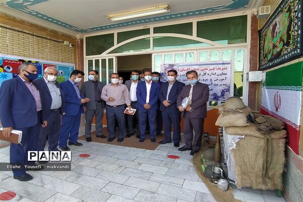 افتتاح نمایشگاه هفته دفاع مقدس در اداره آموزش و پرورش شهرستان امیدیه