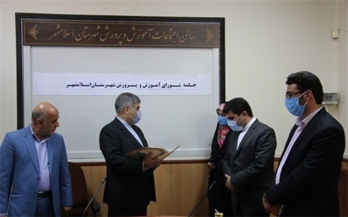 تجلیل از برگزیدگان مسابقات قرآن،عترت و نمازدانش‌آموزی شهرستان اسلامشهر