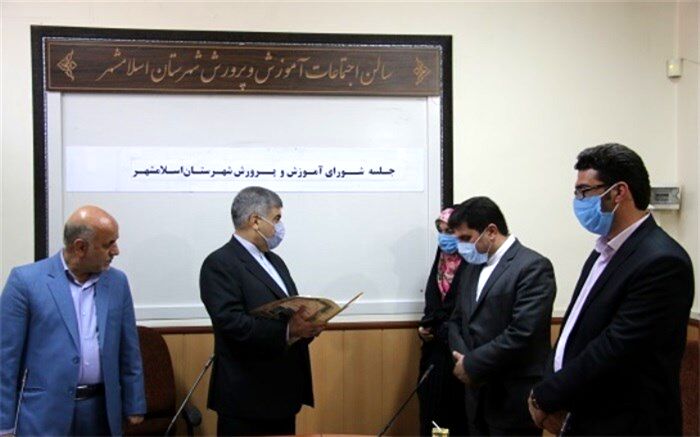 تجلیل از برگزیدگان مسابقات قرآن،عترت و نمازدانش‌آموزی شهرستان اسلامشهر