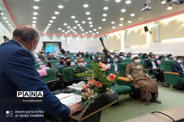 نشست صمیمی دانش‌آموزان بسیجی با  مسئولان شهرستان کاشمر در سالن شهید شهابیان کانون لقمان