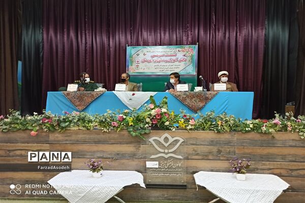 نشست صمیمی دانش‌آموزان بسیجی با  مسئولان شهرستان کاشمر در سالن شهید شهابیان کانون لقمان