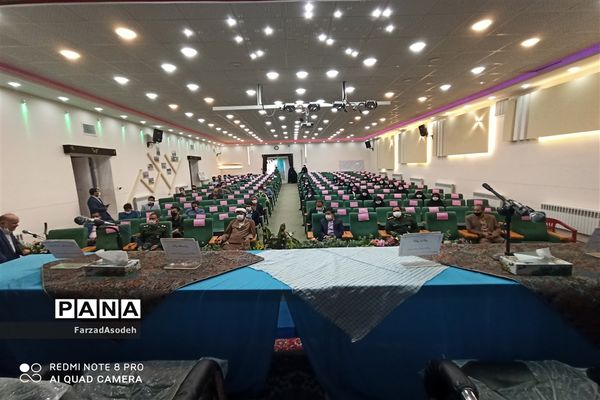 نشست صمیمی دانش‌آموزان بسیجی با  مسئولان شهرستان کاشمر در سالن شهید شهابیان کانون لقمان