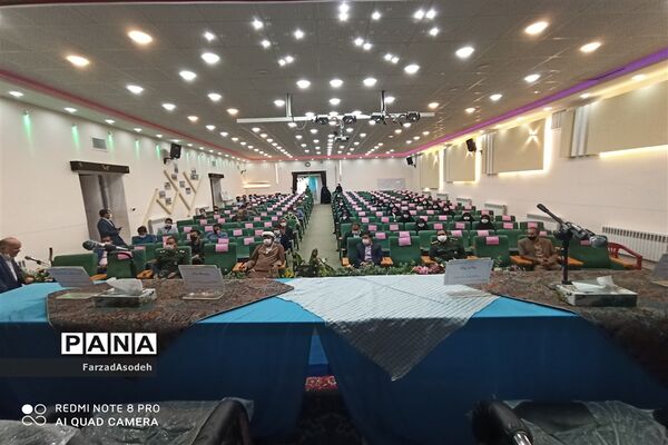 نشست صمیمی دانش‌آموزان بسیجی با  مسئولان شهرستان کاشمر در سالن شهید شهابیان کانون لقمان