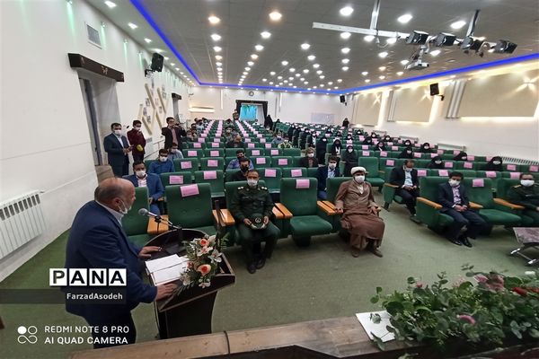 نشست صمیمی دانش‌آموزان بسیجی با  مسئولان شهرستان کاشمر در سالن شهید شهابیان کانون لقمان