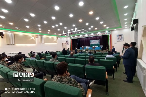 نشست صمیمی دانش‌آموزان بسیجی با  مسئولان شهرستان کاشمر در سالن شهید شهابیان کانون لقمان