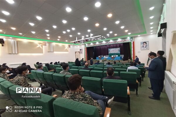 نشست صمیمی دانش‌آموزان بسیجی با  مسئولان شهرستان کاشمر در سالن شهید شهابیان کانون لقمان