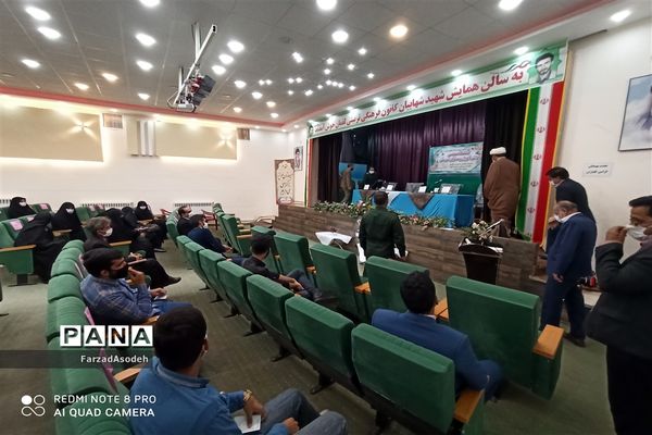 نشست صمیمی دانش‌آموزان بسیجی با  مسئولان شهرستان کاشمر در سالن شهید شهابیان کانون لقمان