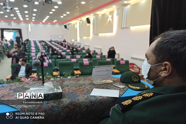 نشست صمیمی دانش‌آموزان بسیجی با  مسئولان شهرستان کاشمر در سالن شهید شهابیان کانون لقمان