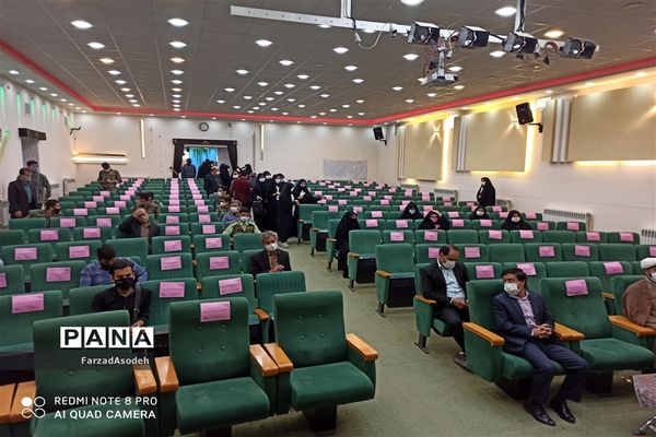 نشست صمیمی دانش‌آموزان بسیجی با  مسئولان شهرستان کاشمر در سالن شهید شهابیان کانون لقمان