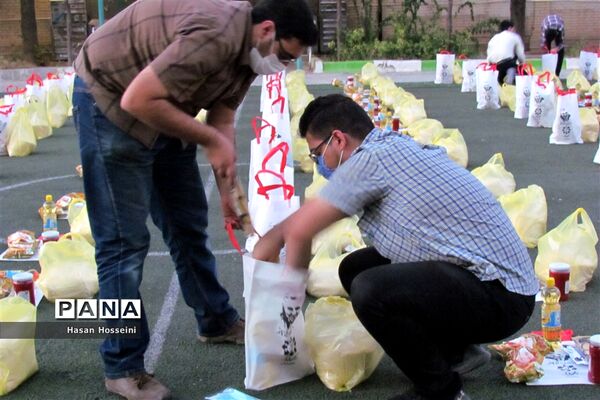 توزیع کمک‌های مومنانه بین نیازمندان توسط دانش‌آموزان شیرازی