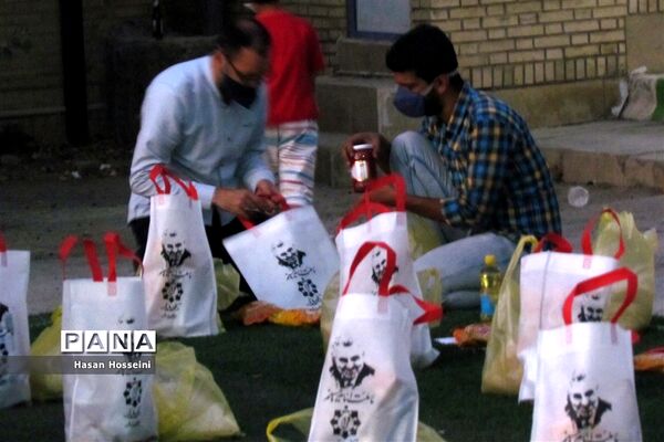 توزیع کمک‌های مومنانه بین نیازمندان توسط دانش‌آموزان شیرازی