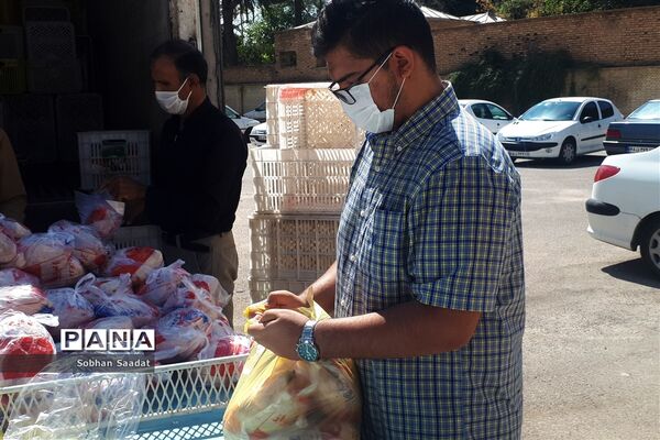 توزیع کمک‌های مومنانه بین نیازمندان توسط دانش‌آموزان شیرازی