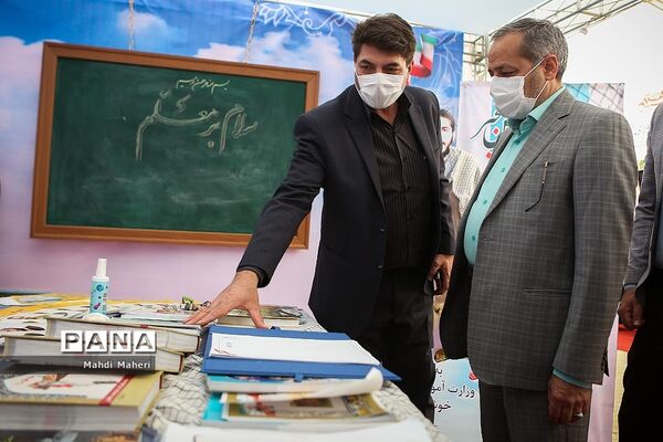 بازدید معاون پرورشی و فرهنگی وزارت آموزش و پرورش از نمایشگاه دفاع مقدس