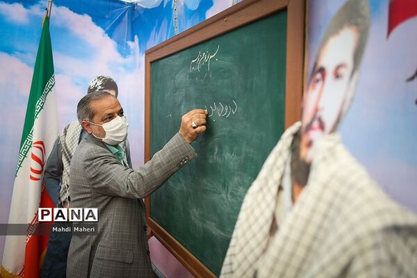 بازدید معاون پرورشی و فرهنگی وزارت آموزش و پرورش از نمایشگاه دفاع مقدس