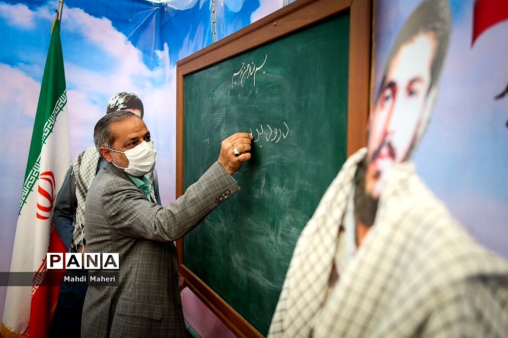بازدید معاون پرورشی و فرهنگی وزارت آموزش و پرورش از نمایشگاه دفاع مقدس