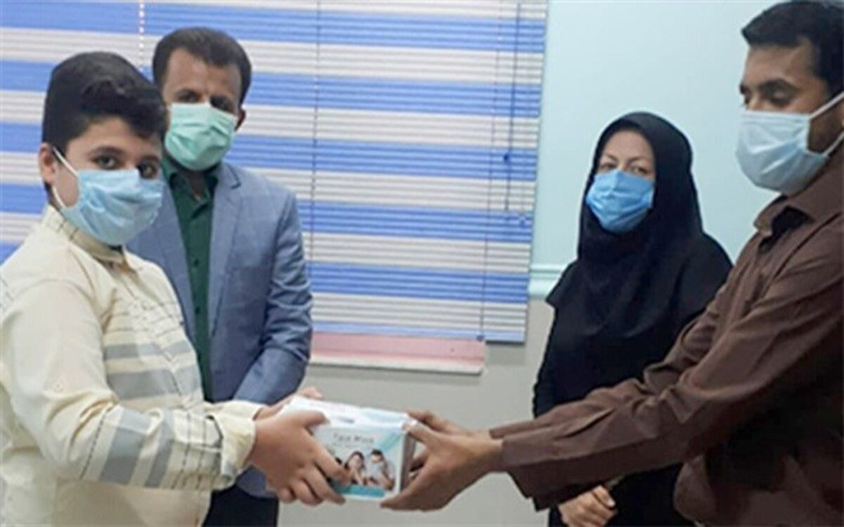 دانش‌آموز خورموجی پس‌انداز قلک خود را به مدافعان سلامت اهدا کرد