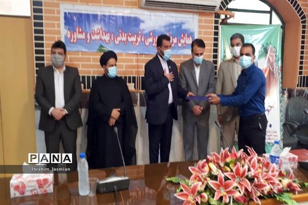 تجلیل از معاونان، مربیان پرورشی، مشاوران و سرگروه‌های درس تفکر و سبک زندگی بندر ریگ