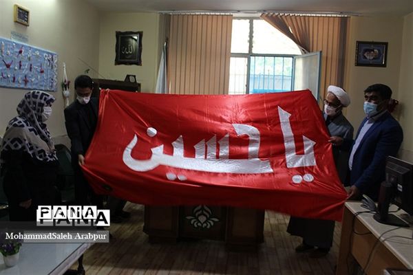 ادای احترام به پرچم  گنبد امام حسین(ع)