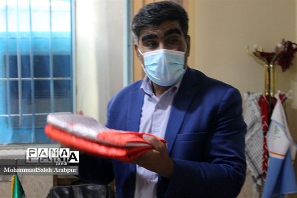 ادای احترام به پرچم  گنبد امام حسین(ع)