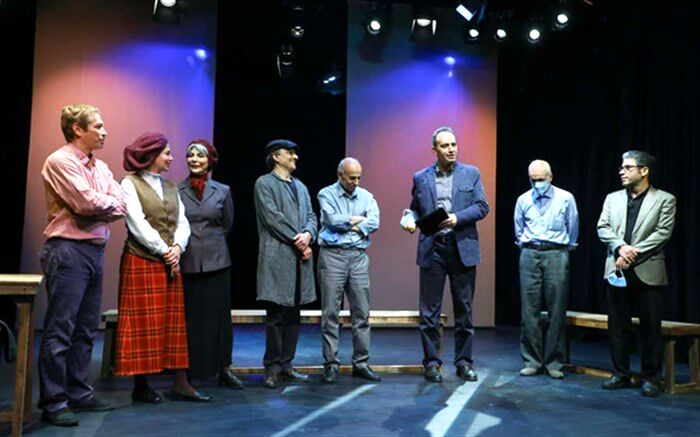 تجلیل از داود دانشور در روزهای پایانی اجرای نمایش «بیداری»