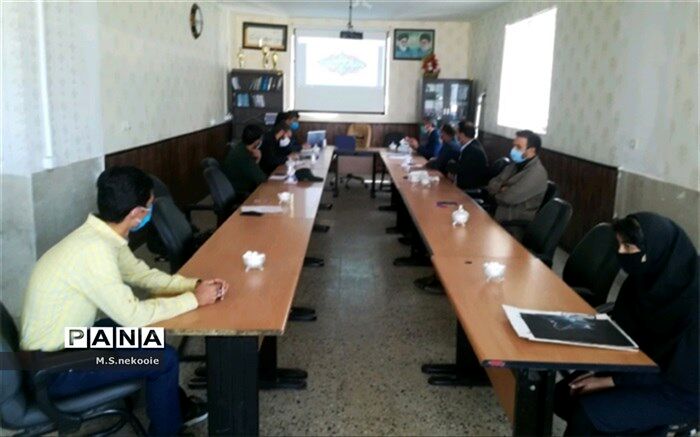 دیدار دانش آموزان نخبه بسیجی با مسؤل  سازمان علم  و فناوری بسیج مستضعفین کشور
