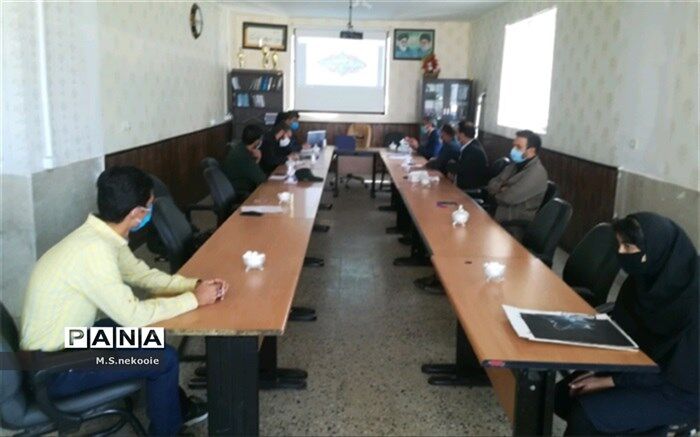 دیدار دانش آموزان نخبه بسیجی با مسؤل  سازمان علم  و فناوری بسیج مستضعفین کشور