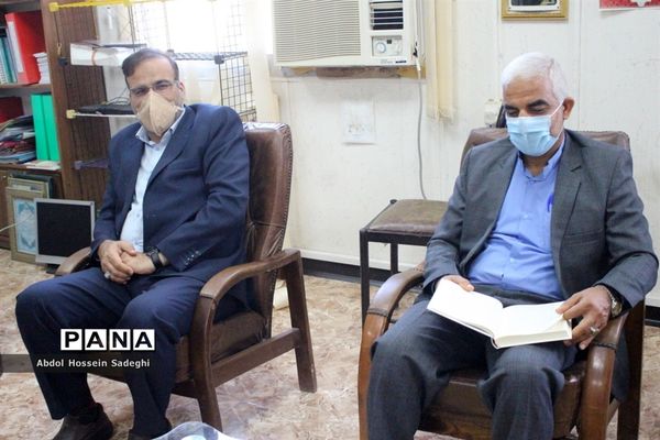 جلسه قرآن و تفسیر بین کارکنان اداره  حراست و اداره قرآن ، نماز و عترت آموزش و پرورش استان بوشهر