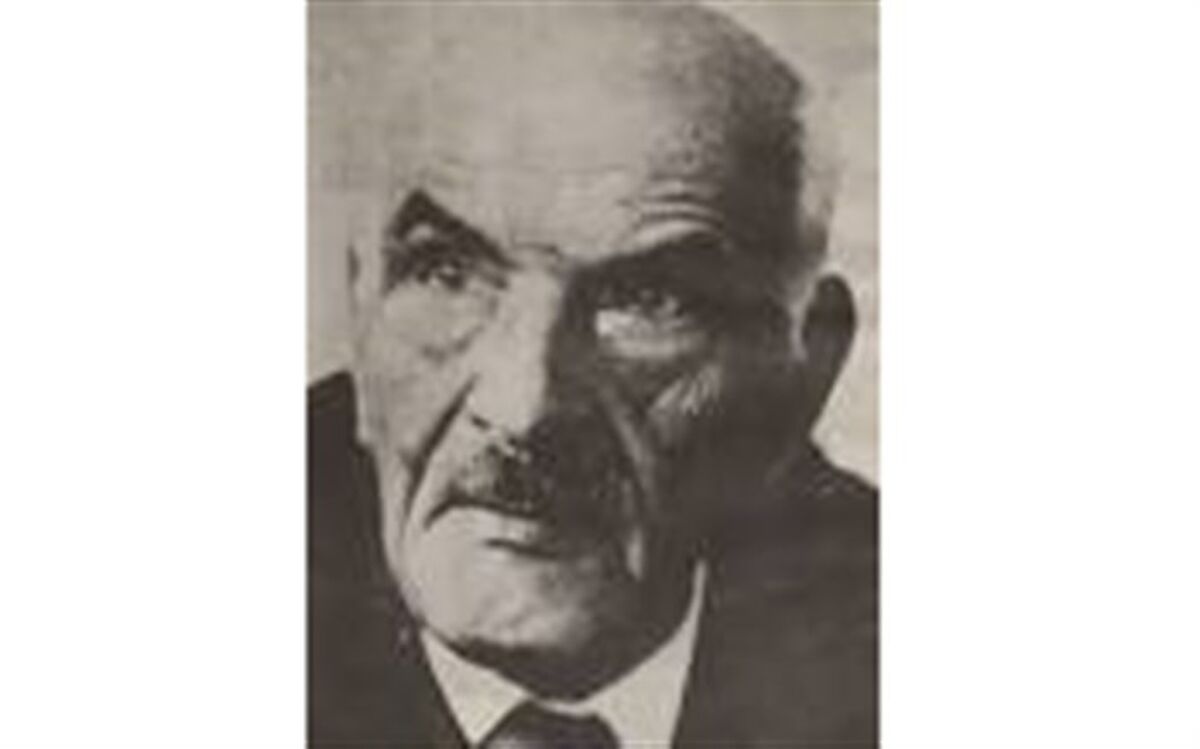 معلمی که اولین مدرسه را در زادگاه خود تاسیس کرد