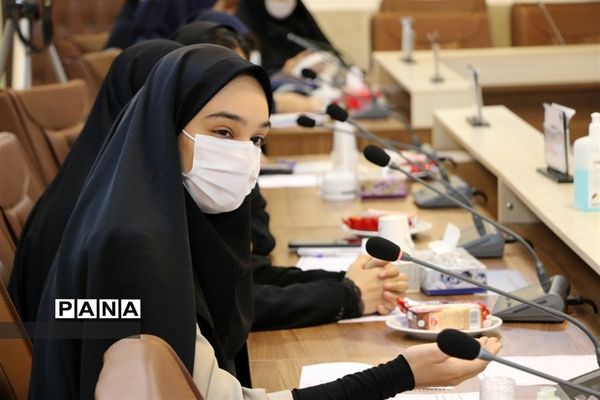 دیدار نمایندگان مجلس دانش‌آموزی و اعضای هیات رئیسه شورای دانش‌آموزی با مدیرکل آموزش و پرورش  البرز