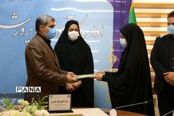 دیدار نمایندگان مجلس دانش‌آموزی و اعضای هیات رئیسه شورای دانش‌آموزی با مدیرکل آموزش و پرورش  البرز