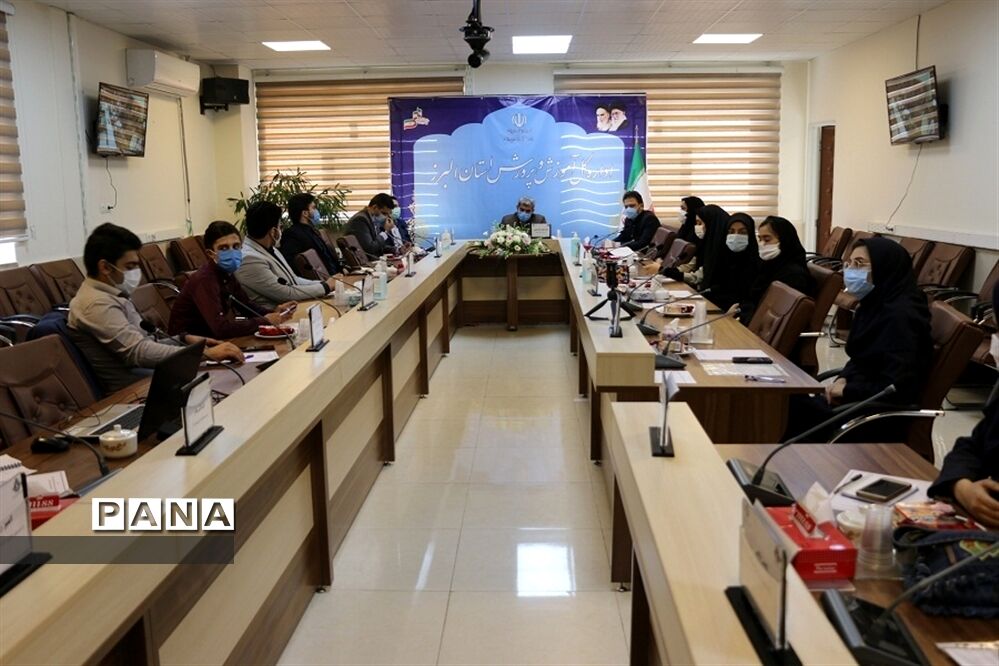 دیدار نمایندگان مجلس دانش‌آموزی و اعضای هیات رئیسه شورای دانش‌آموزی با مدیرکل آموزش و پرورش  البرز