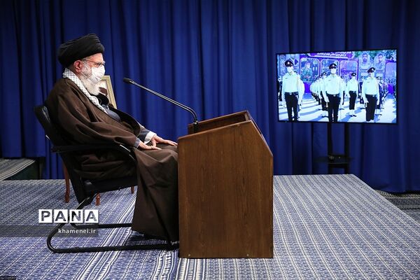 ارتباط تصویری فرمانده کل قوا با مراسم مشترک دانش‌آموختگی دانشجویان دانشگاه‌های افسری نیروهای مسلح