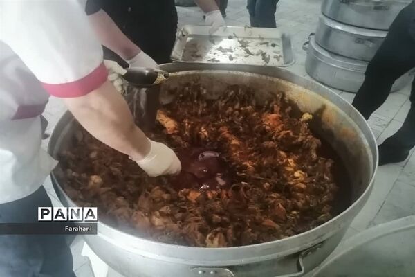 توزیع بیش از 700 پرس غذا بین مددجویان بهزیستی ورامین